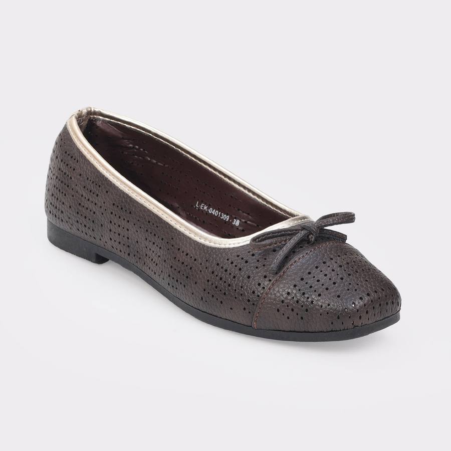 Women’s footwear, reference catalog photograph